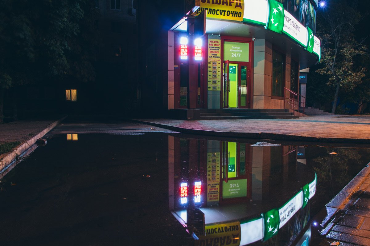 Улицы залила ледяная вода, а на тротуарах появилась пожелтевшая листва, напоминая, что осень настанет очень скоро Улицы залила ледяная вода, а на тротуарах появилась пожелтевшая листва, напоминая, что осень настанет очень скоро