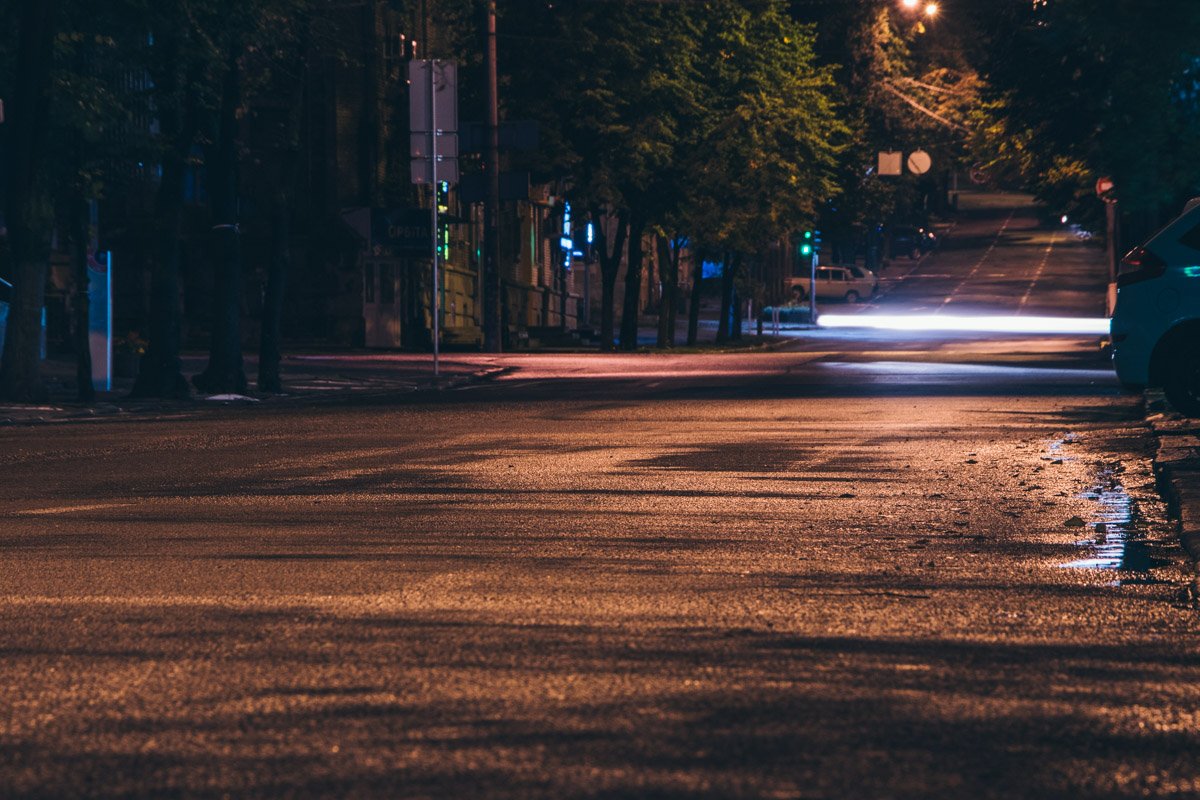 С наступлением темноты город погрузился в сон С наступлением темноты город погрузился в сон