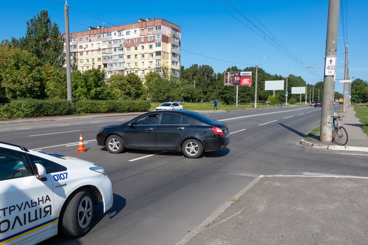 На место происшествия приехали врачи скорой помощи и сотрудники патрульной полиции На место происшествия приехали врачи скорой помощи и сотрудники патрульной полиции
