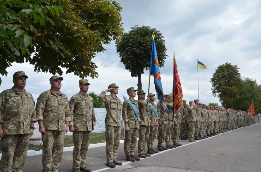 По случаю праздника на плацу воинской части выстроились бойцы воздушного командования «Схід» По случаю праздника на плацу воинской части выстроились бойцы воздушного командования «Схід»