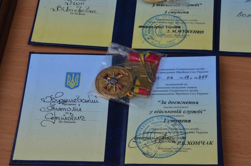 ..еще около полутора сотен – знаки отличия Минобороны и Генштаба Вооруженных Сил ..еще около полутора сотен – знаки отличия Минобороны и Генштаба Вооруженных Сил