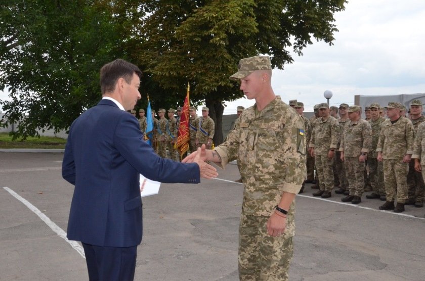 Заместитель председателя Днепропетровской ОГА Владимир Юрченко вручил военным благодарности и грамоты от руководства области Заместитель председателя Днепропетровской ОГА Владимир Юрченко вручил военным благодарности и грамоты от руководства области
