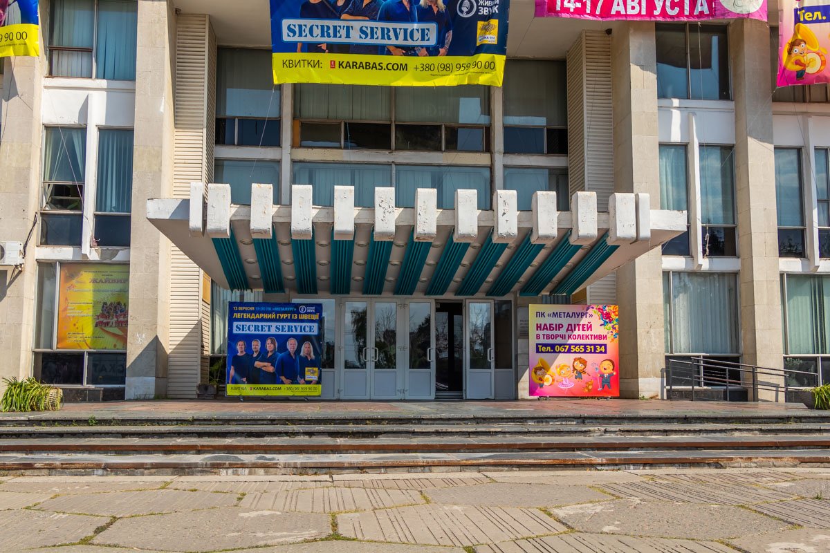Главный вход в здание полностью изменят  Главный вход в здание полностью изменят