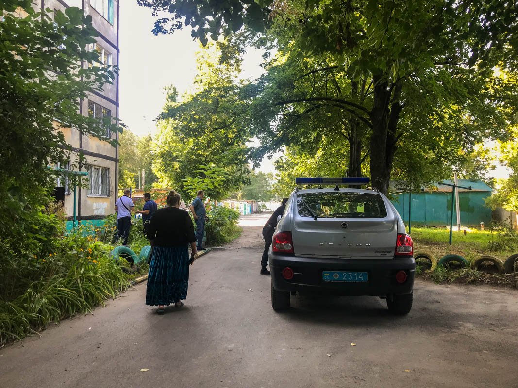 Патрульные эвакуировали жителей, оградили место находки и вызвали взрывотехников