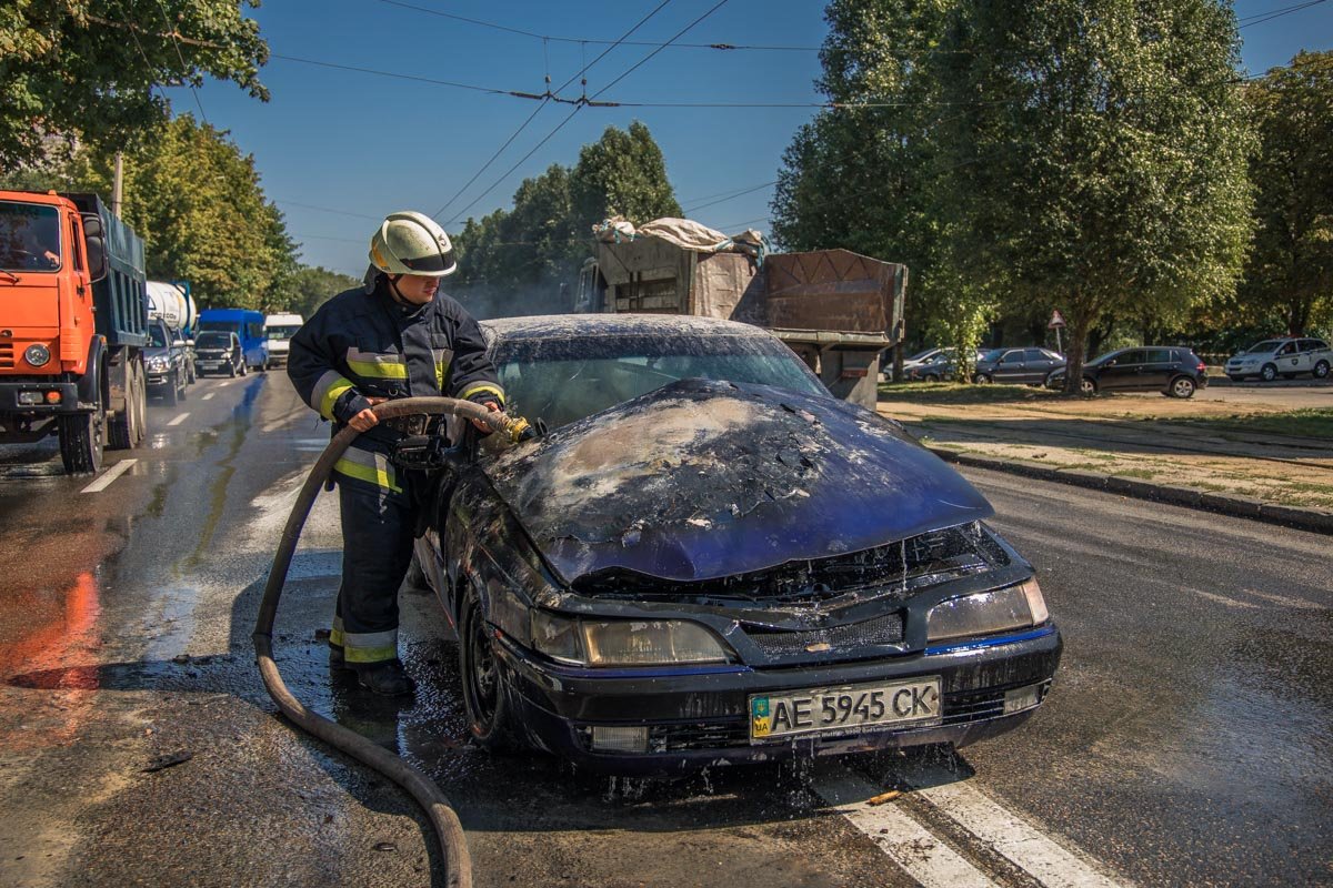 Окончательно потушить огонь удалось уже спасателям Окончательно потушить огонь удалось уже спасателям