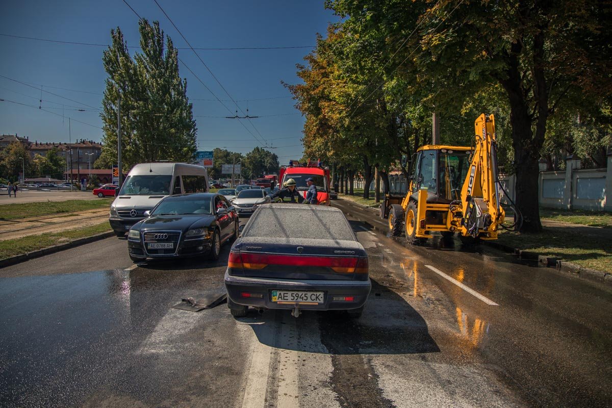 Автомобиль выкатился на дорогу со стороны парковки Автомобиль выкатился на дорогу со стороны парковки