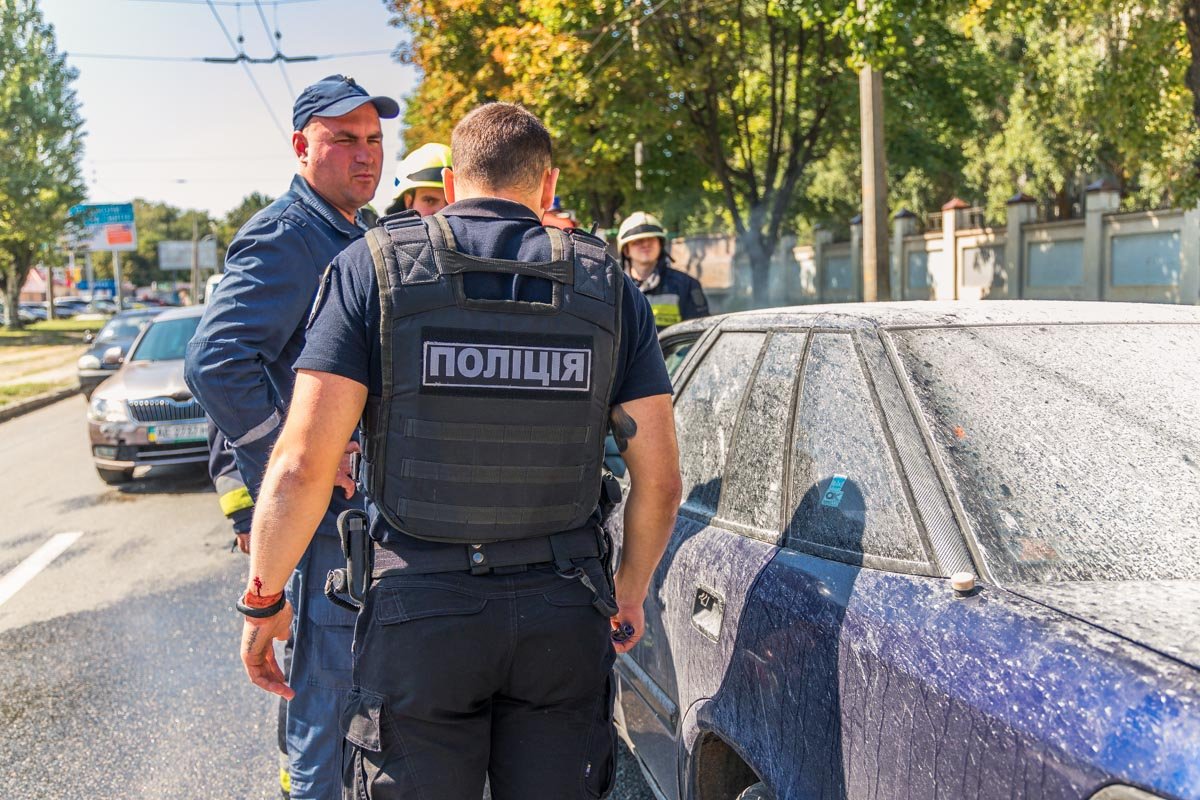 Из-за темной тонировки не было видно, есть ли кто-то в салоне Из-за темной тонировки не было видно, есть ли кто-то в салоне