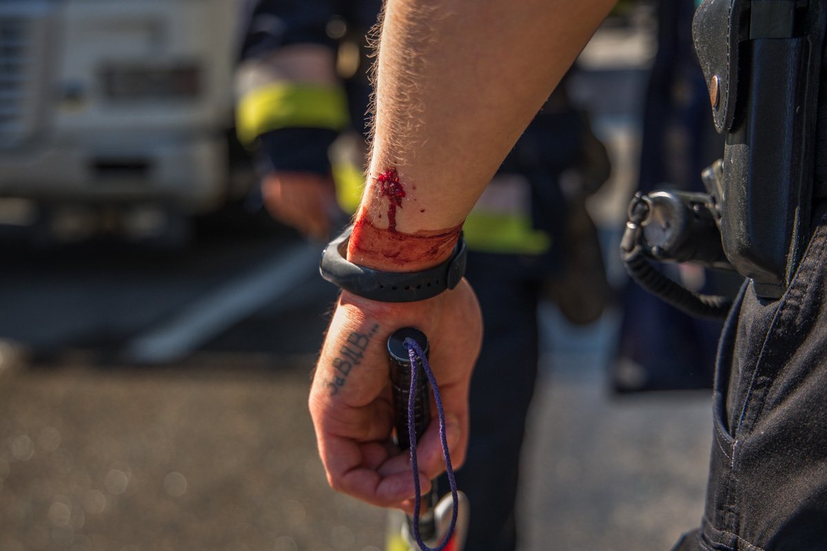 Будучи уверенным, что в салоне автомобиля есть люди и им нужна помощь, патрульный, не раздумывая, разбил окно Будучи уверенным, что в салоне автомобиля есть люди и им нужна помощь, патрульный, не раздумывая, разбил окно