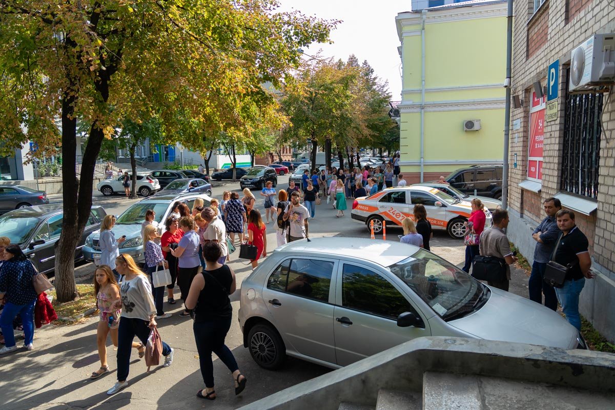 Как и полагается, находившихся в здании немедленно эвакуировали Как и полагается, находившихся в здании немедленно эвакуировали