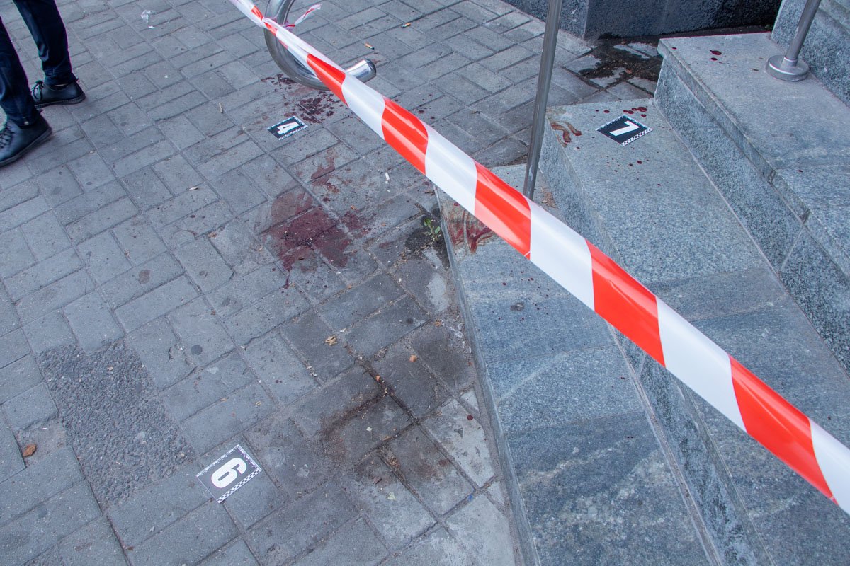 Группа людей буквально набросилась на тех, кто стоял у входа в «Национальную лотерею», после чего переключились на тех, кто находился внутри Группа людей буквально набросилась на тех, кто стоял у входа в «Национальную лотерею», после чего переключились на тех, кто находился внутри