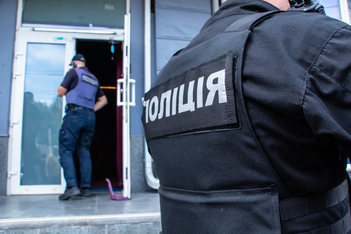 На месте работают сотрудники патрульной полиции, следователи, оперативники и сотрудники розыска На месте работают сотрудники патрульной полиции, следователи, оперативники и сотрудники розыска