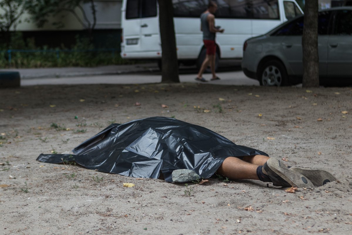 По словам соседей, мужчина много пил По словам соседей, мужчина много пил