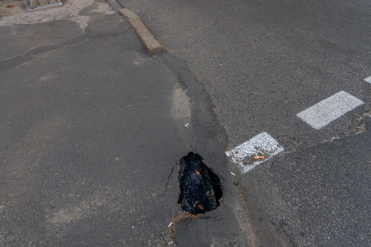 Крупная яма теперь находится на пресечении улиц Михаила Грушевского и Старокозацкой