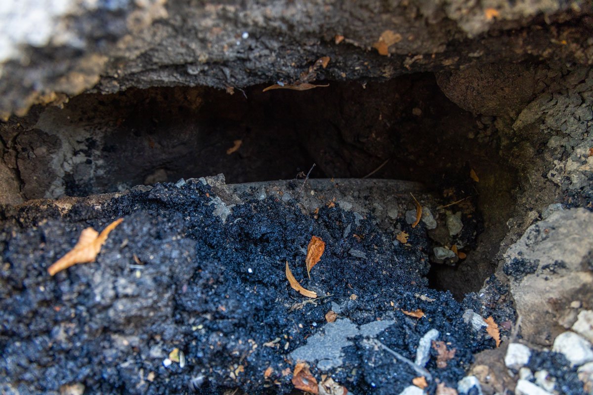 Бордюр ушел в землю