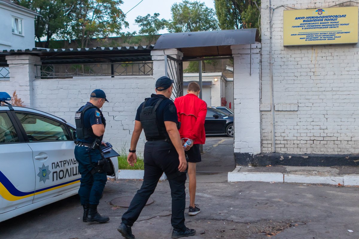 Задержанного доставили в Амур-Нижнеднепровское отделение полиции