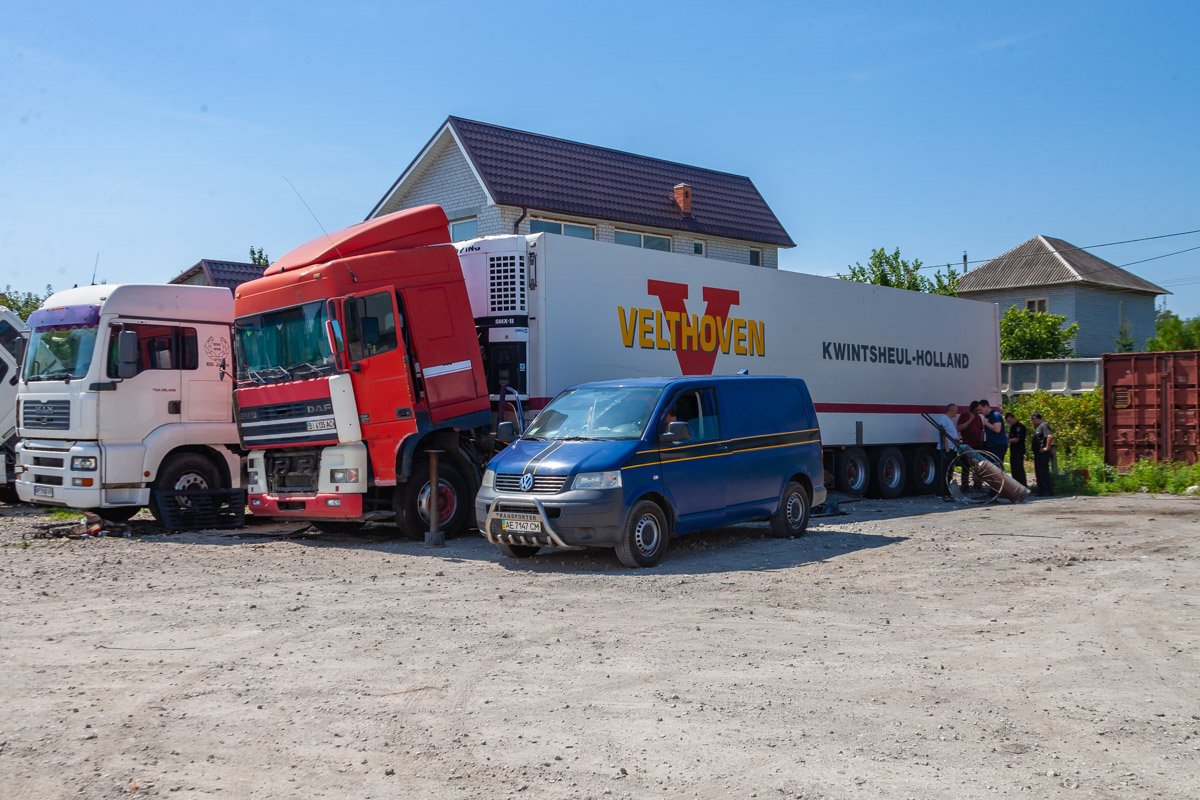 На месте работают сотрудники следственно-оперативной группы и судебно-медицинские эксперты 