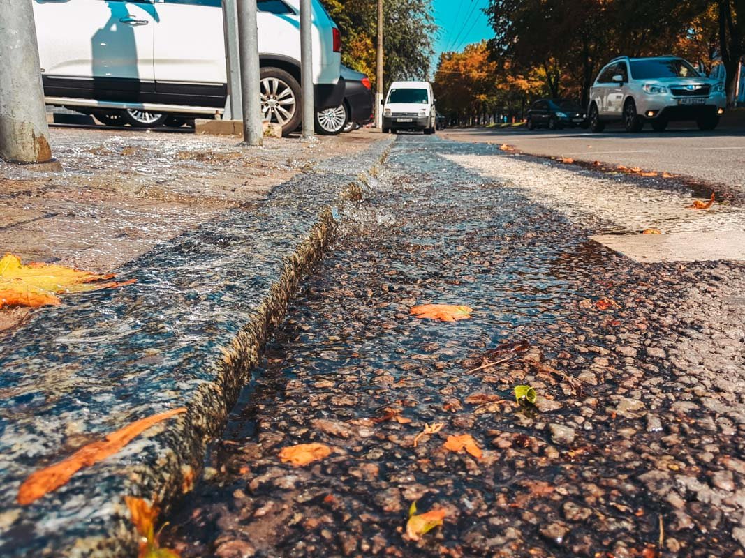 Из-за прорыва вода стекает от проспекта Поля до улицы Ульянова