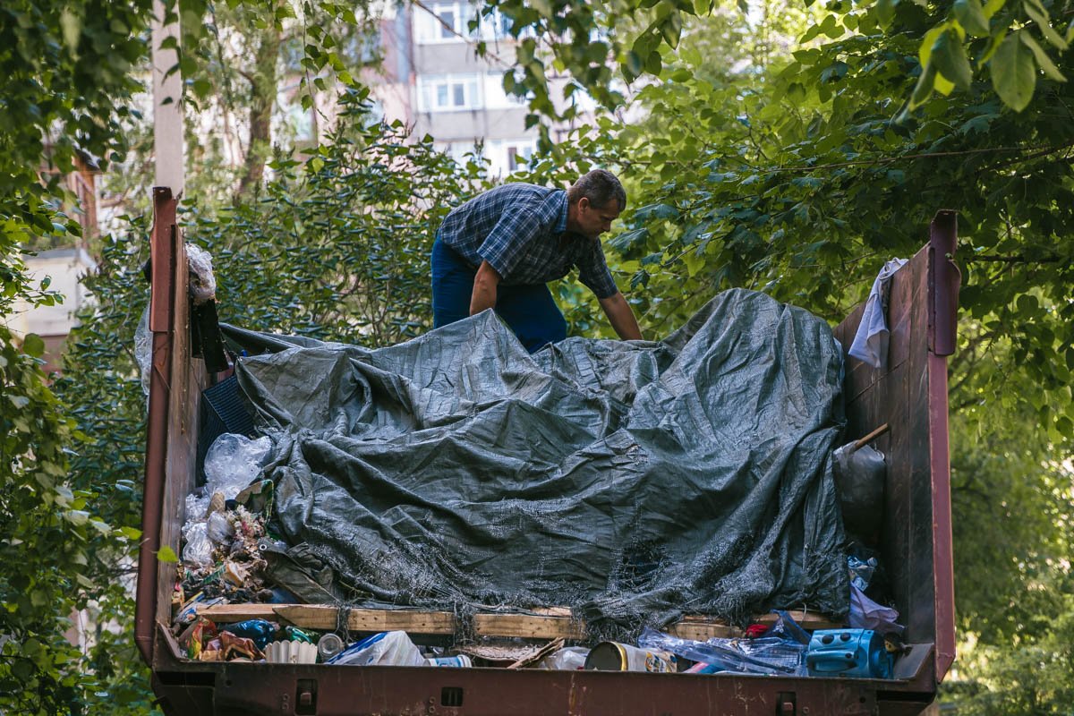 Женщина собирала мусор и не платила за коммунальные услуги  Женщина собирала мусор и не платила за коммунальные услуги