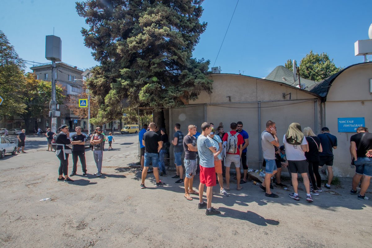На следующий день после жестокого побоища на проспекте Поля большинство игорных заведений оказались закрыты