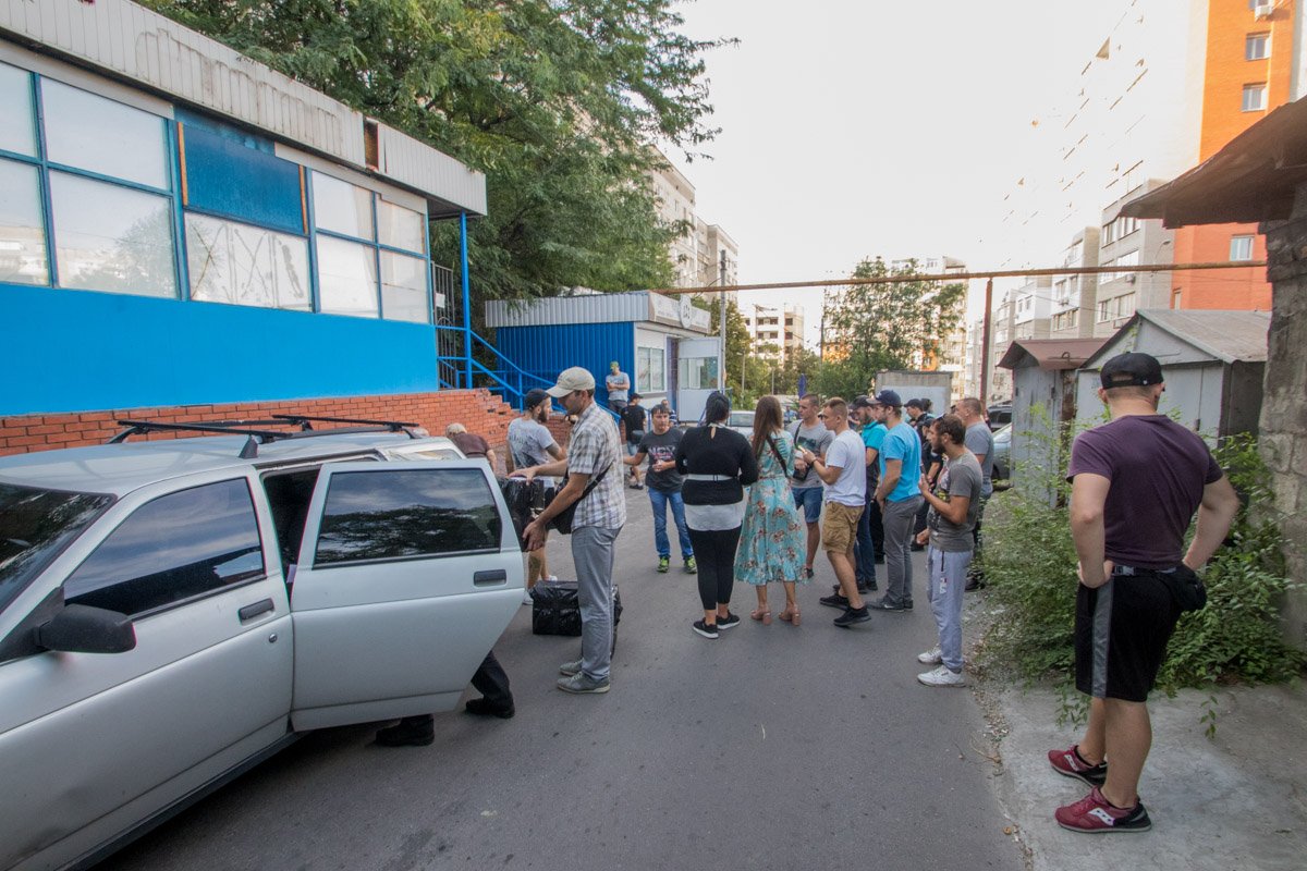 Подъезжая на улицу Рабочую, уже никто не рассчитывал увидеть распахнутые двери, но не тут-то было