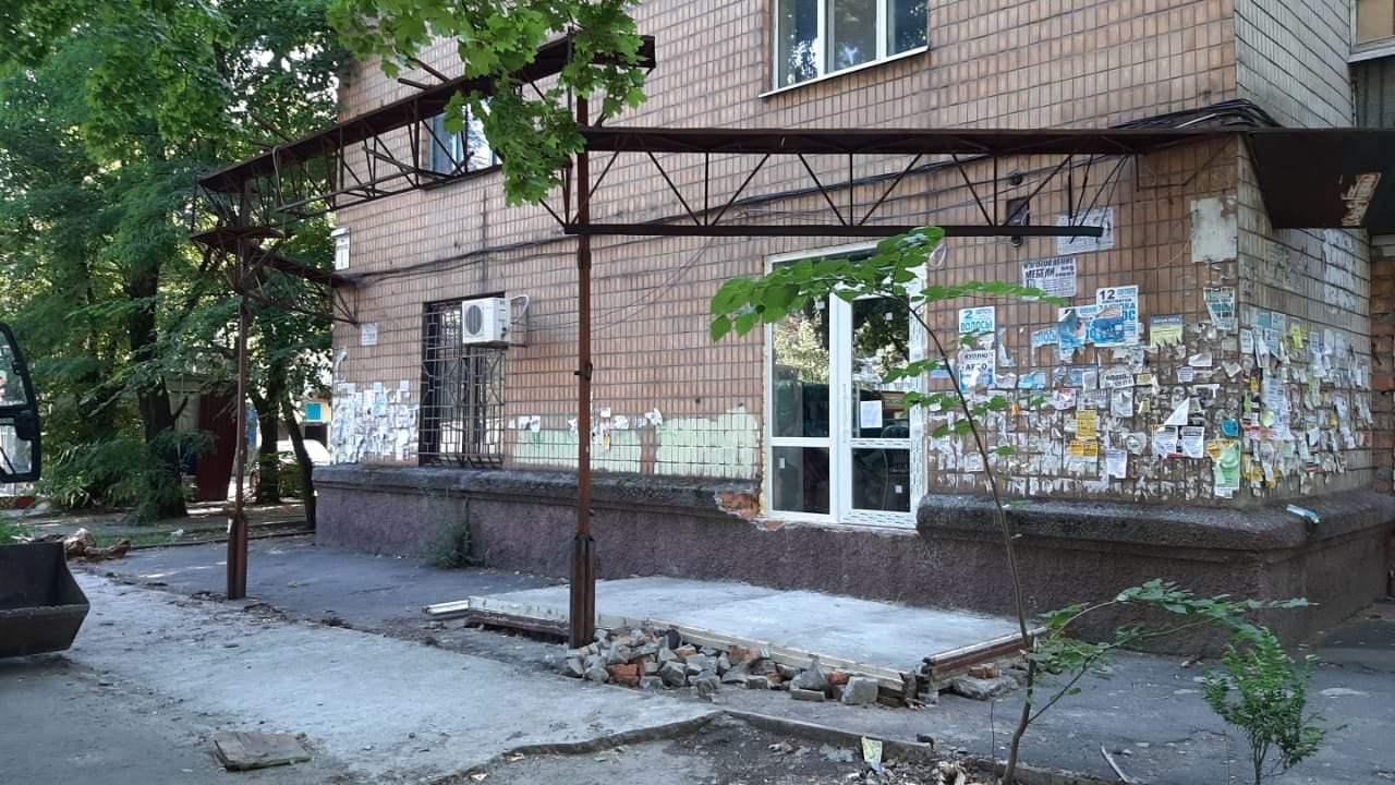 на проспекте Гагарина установили незаконную пристройку и окно превращенное в дверь на проспекте Гагарина установили незаконную пристройку и окно превращенное в дверь