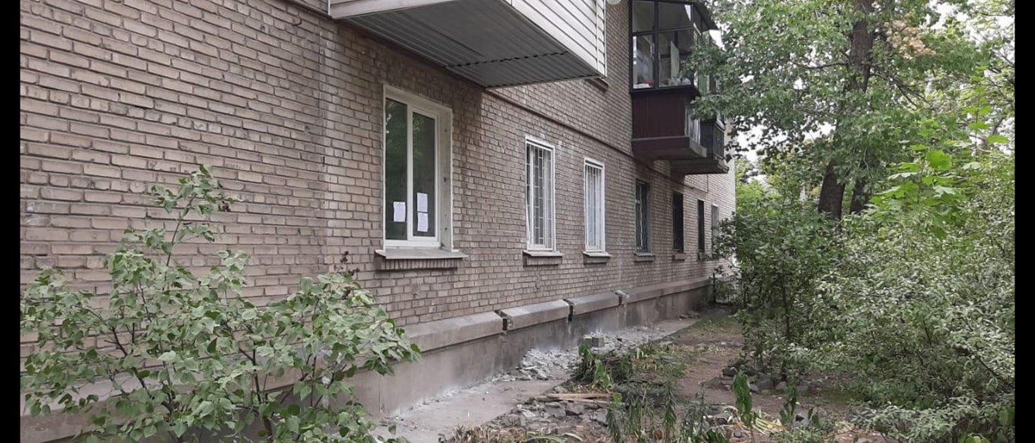 На Семафорной, 18, демонтировали балкон, восстановление фасада находится под контролем На Семафорной, 18, демонтировали балкон, восстановление фасада находится под контролем