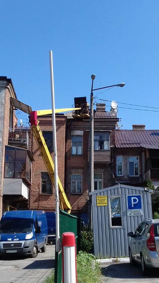 В Днепре люди запихнули котят в коробку и оставили умирать на крыше под солнцем В Днепре люди запихнули котят в коробку и оставили умирать на крыше под солнцем