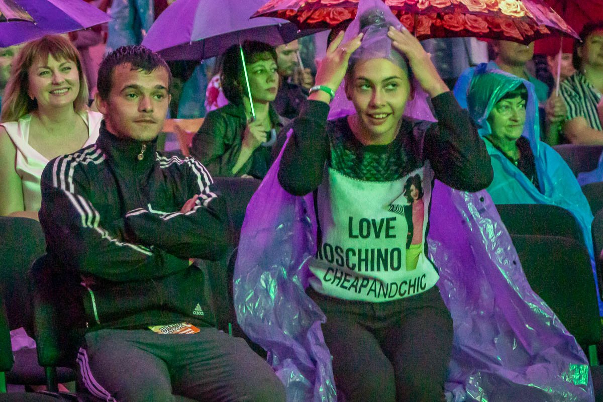 Спасались от дождя