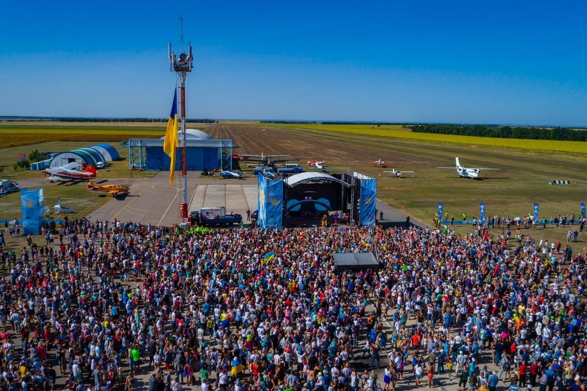 Там собирались десятки тысяч людей Там собирались десятки тысяч людей
