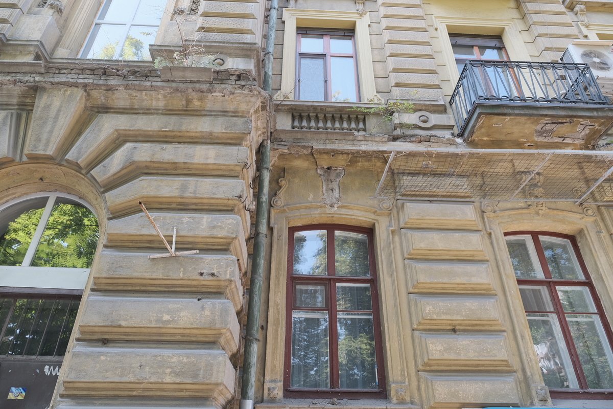 Фасад находится в аварийном состоянии Фасад находится в аварийном состоянии