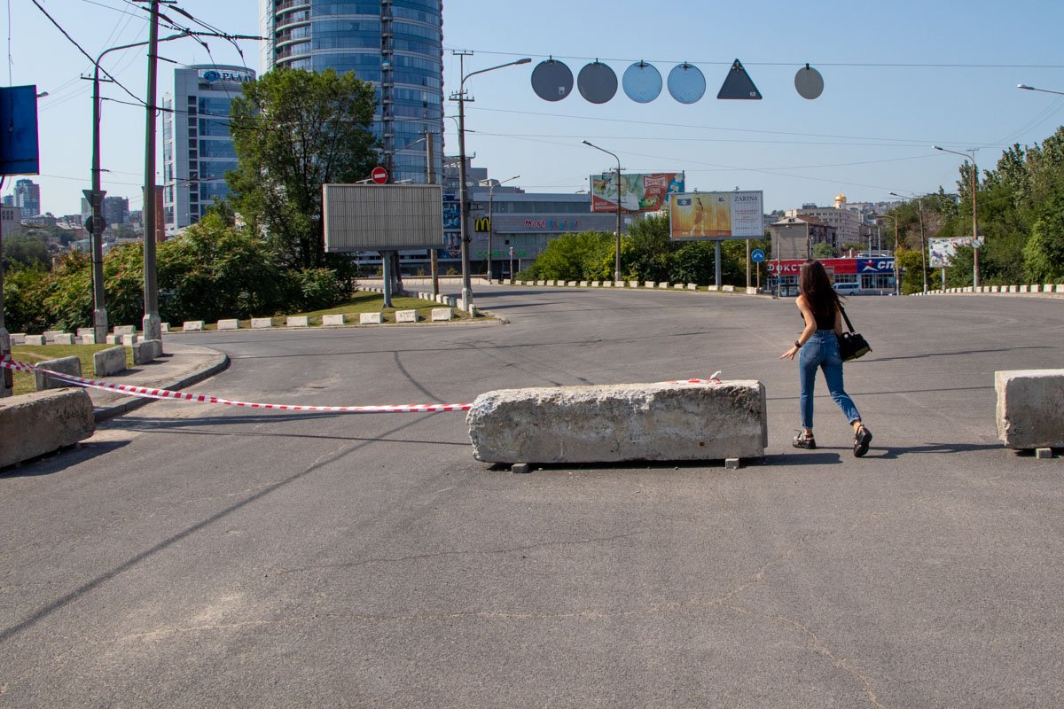 По привычке все двигаются к мосту По привычке все двигаются к мосту