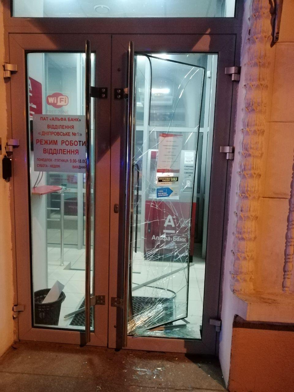 Один из дебоширов убежал, оставив своего товарища с полицией наедине Один из дебоширов убежал, оставив своего товарища с полицией наедине