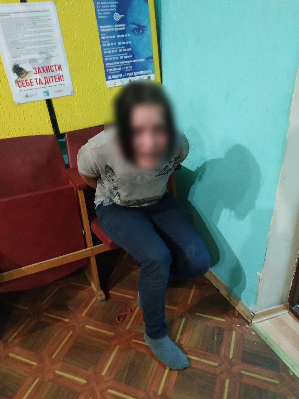 Оказавшись в наручниках, женщина не успокоилась - она продолжала кричать и нецензурно выражаться