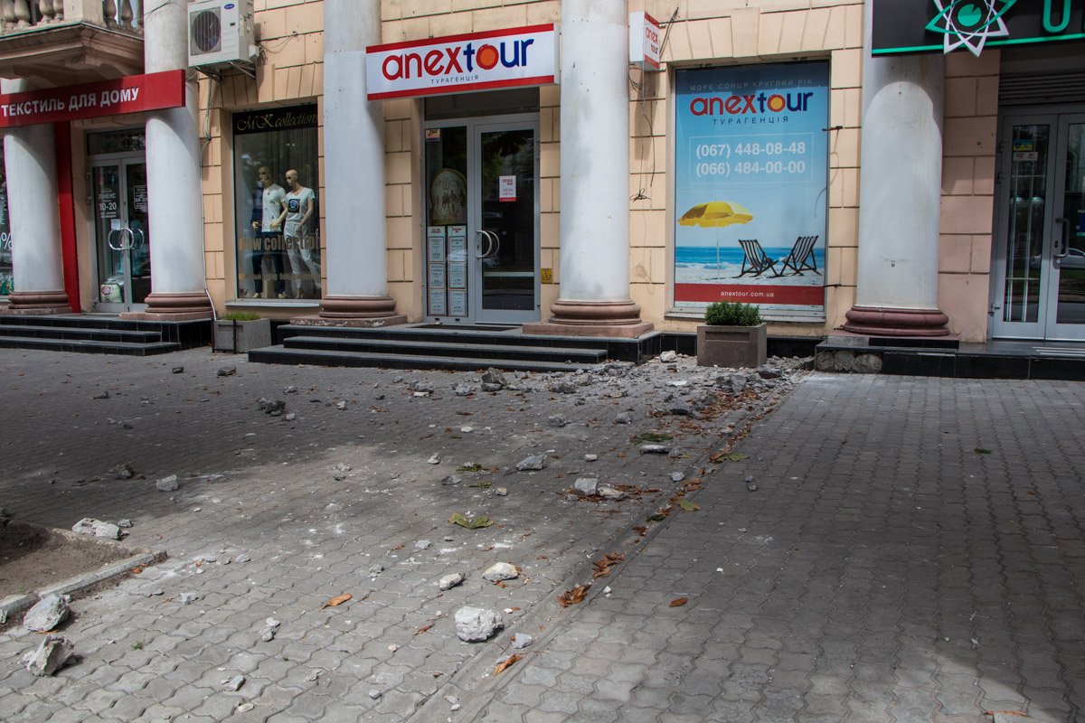 Лепнина посыпалась с дома № 90 на проспекте Яворницкого