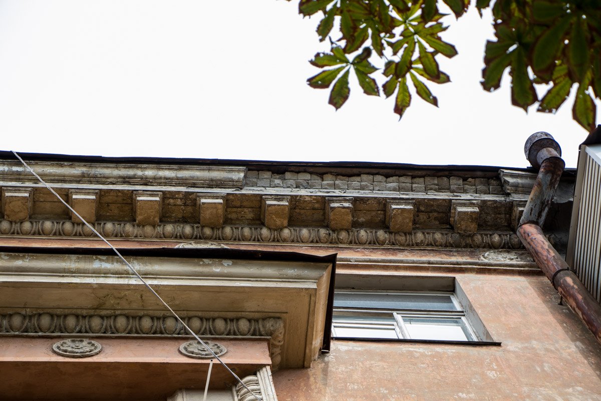 Обрушилась часть лепнины под крышей