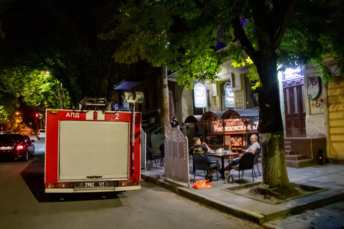 В помещении загорелась электрощитовая В помещении загорелась электрощитовая