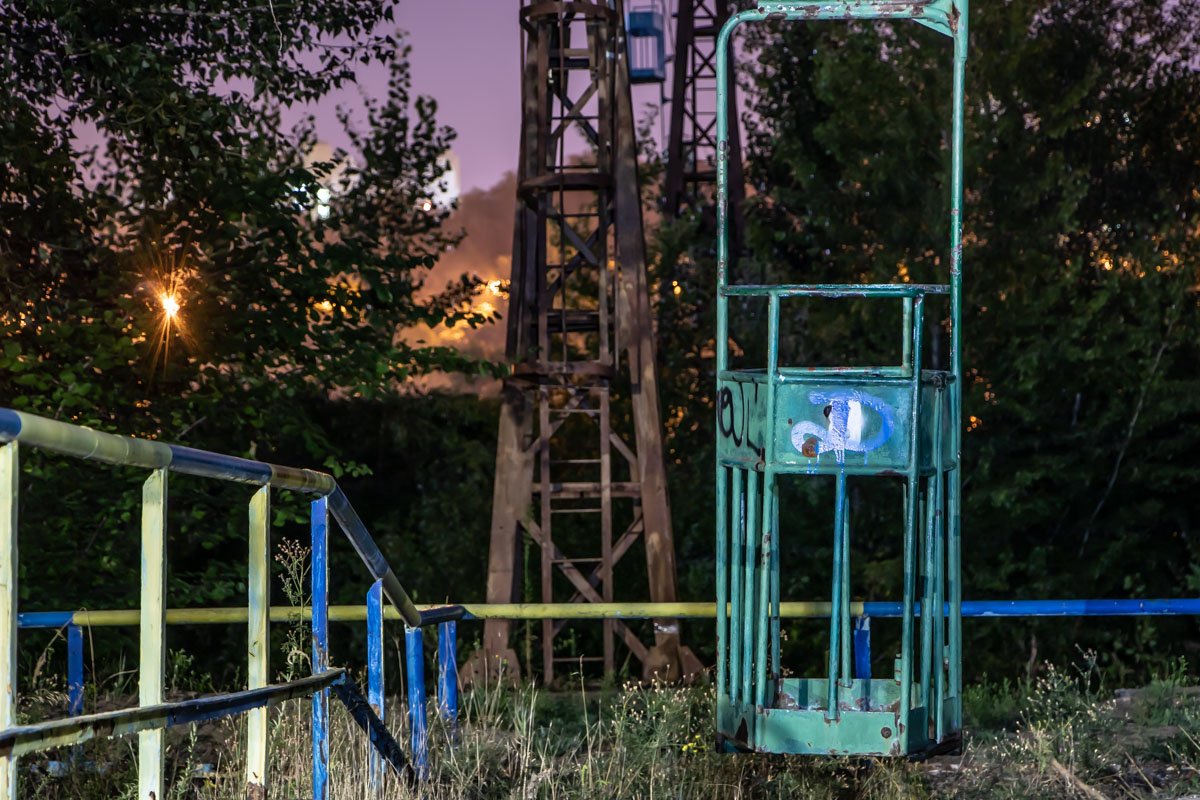 Спит усталая канатка...