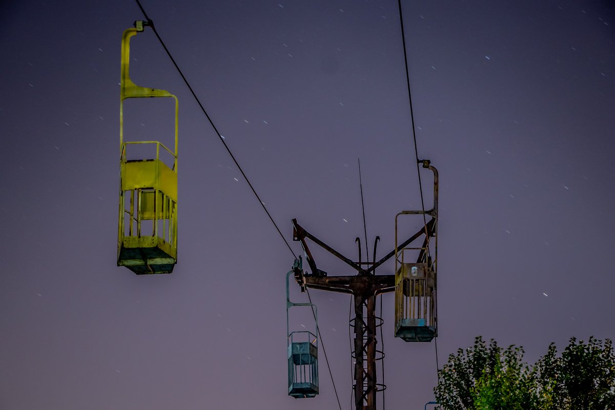 Ржавчина беспощадно поедает опустевшую канатку 