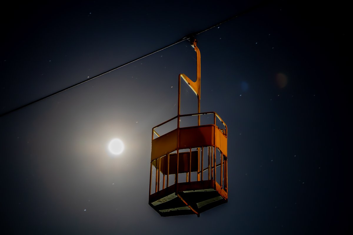 Молчаливо повисла в воздухе