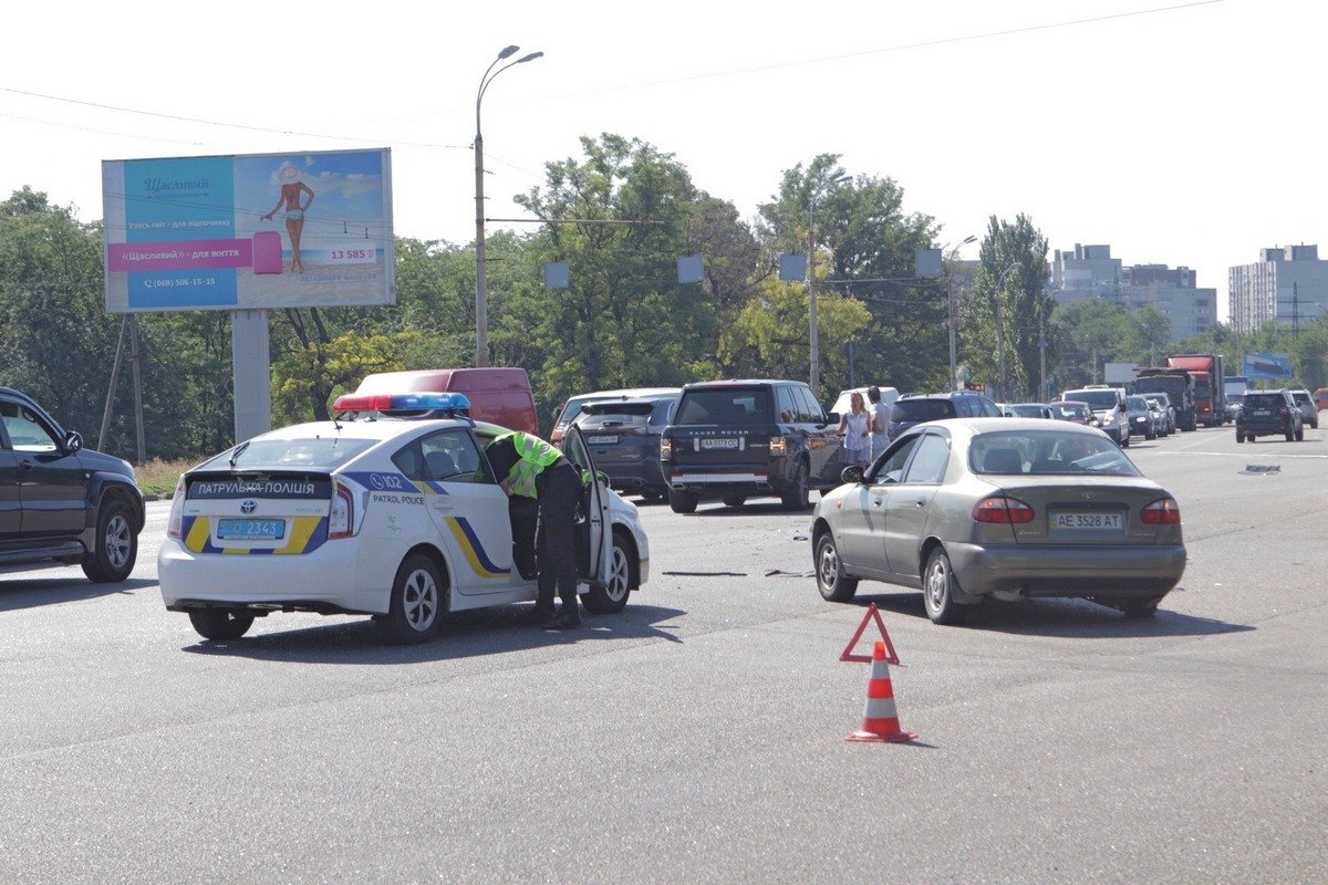 Авария случилась на перекрестке Запорожского шоссе с улицей Шинной Авария случилась на перекрестке Запорожского шоссе с улицей Шинной