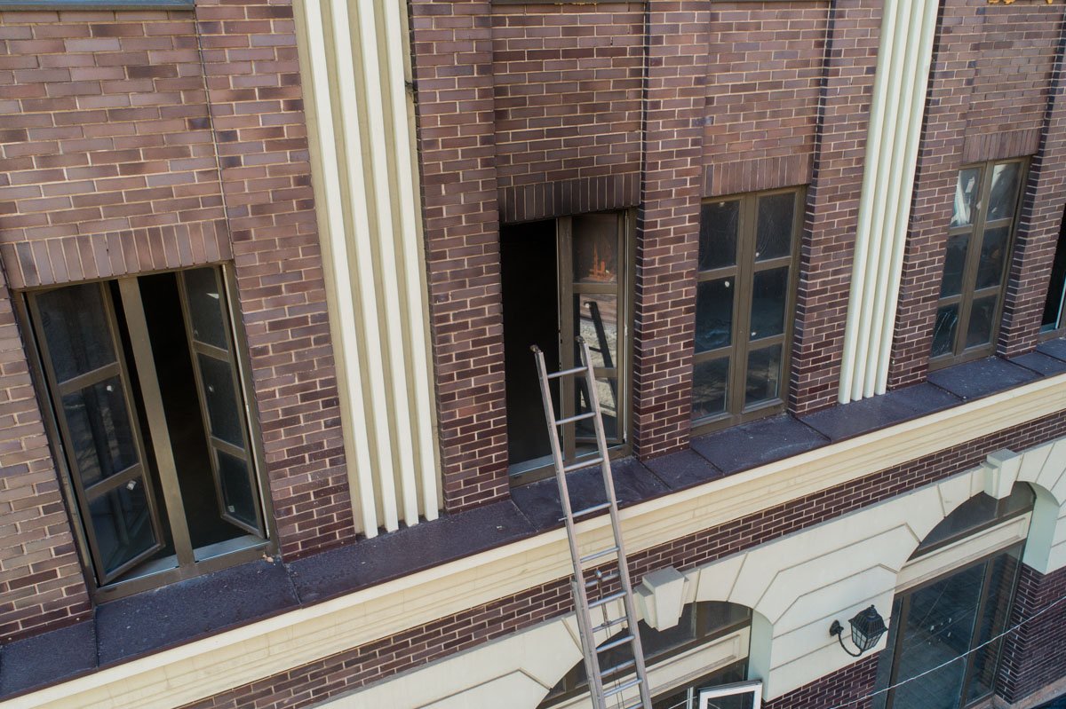 Пожар в бизнес-центре "Кудашевский" на улице Баррикадной