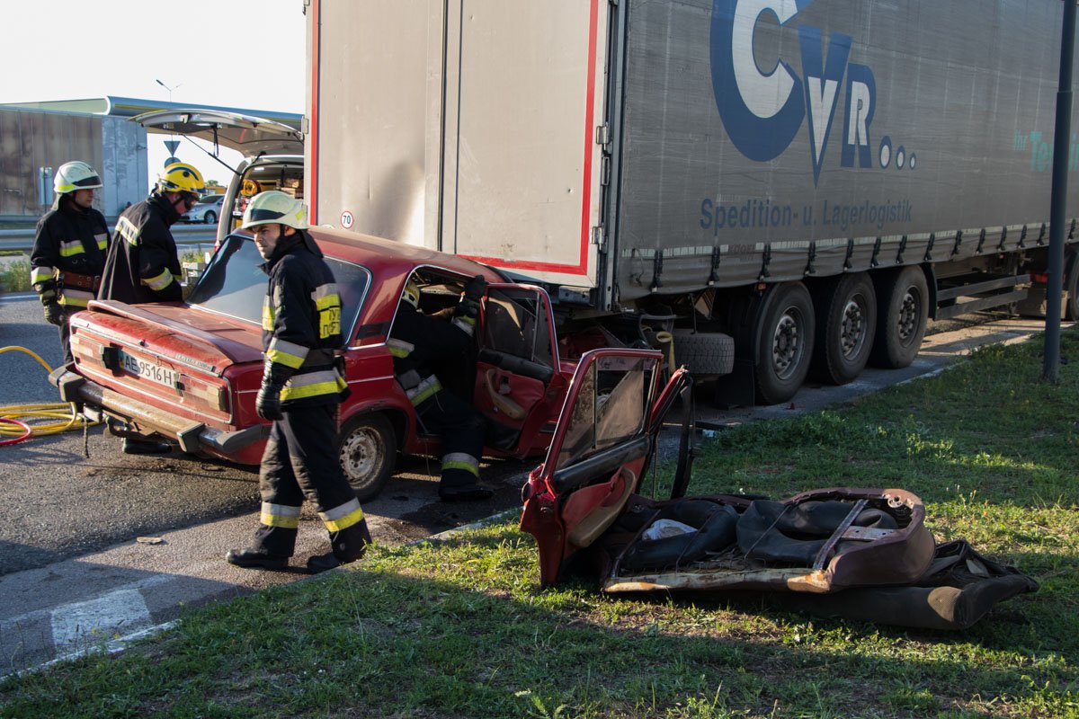  Как только спасателям удалось добраться до него, стало ясно, что водитель мертв