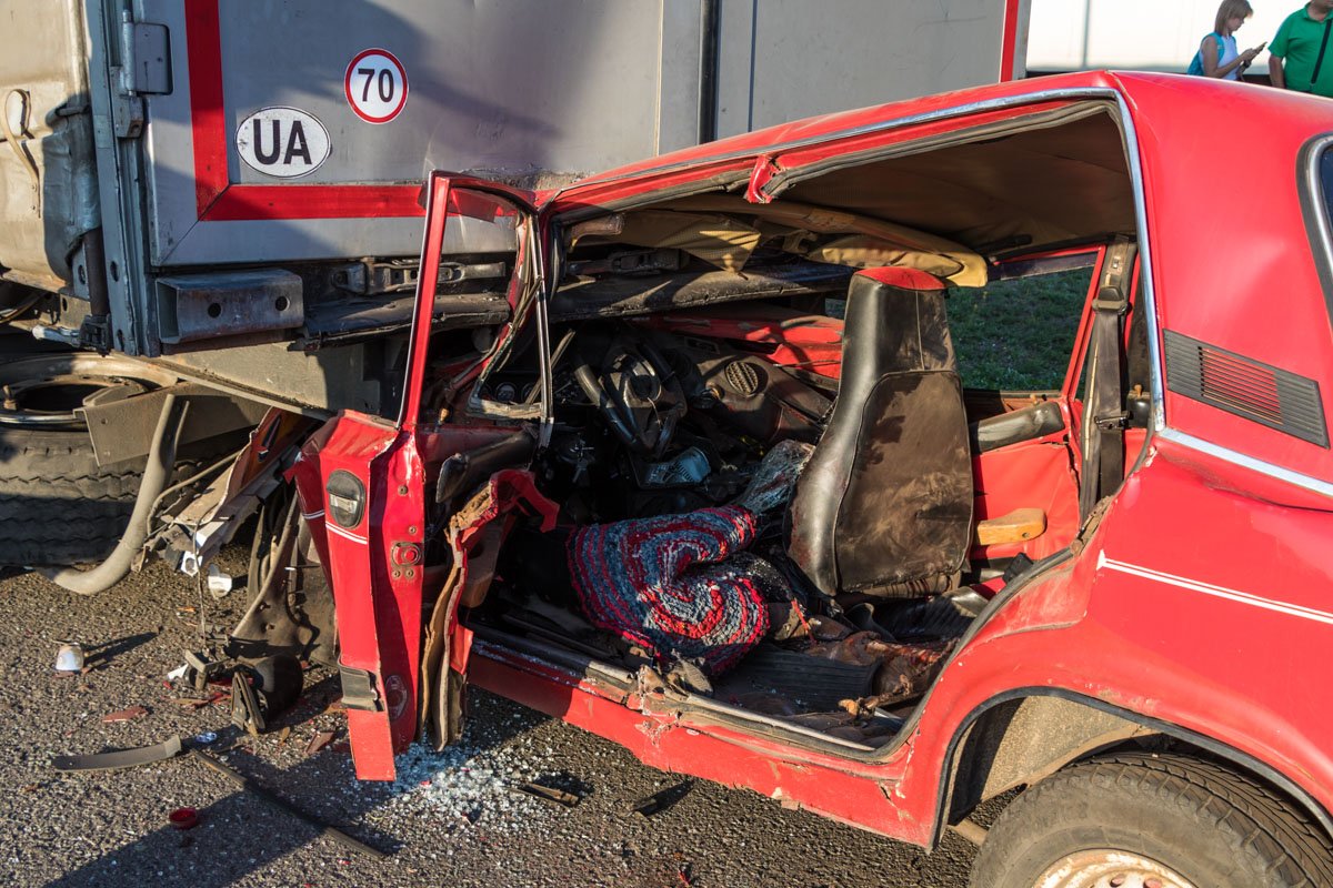 Передняя часть кузова превратилась в груду металла