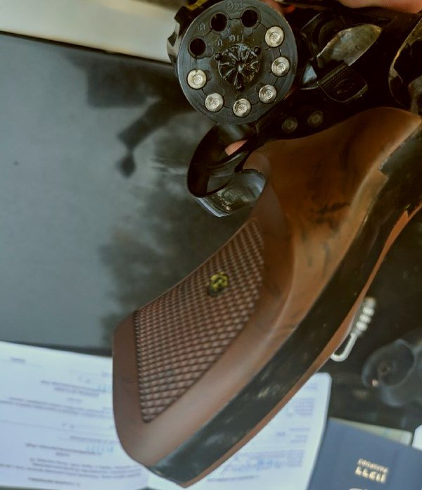 После поверхностного осмотра, у него в рюкзаке нашли пистолет "Флобер" с отстрелянными патронами