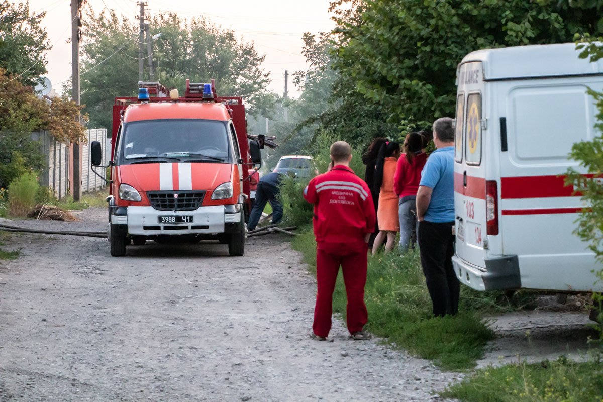 На месте работают спасатели, правоохранители и медики