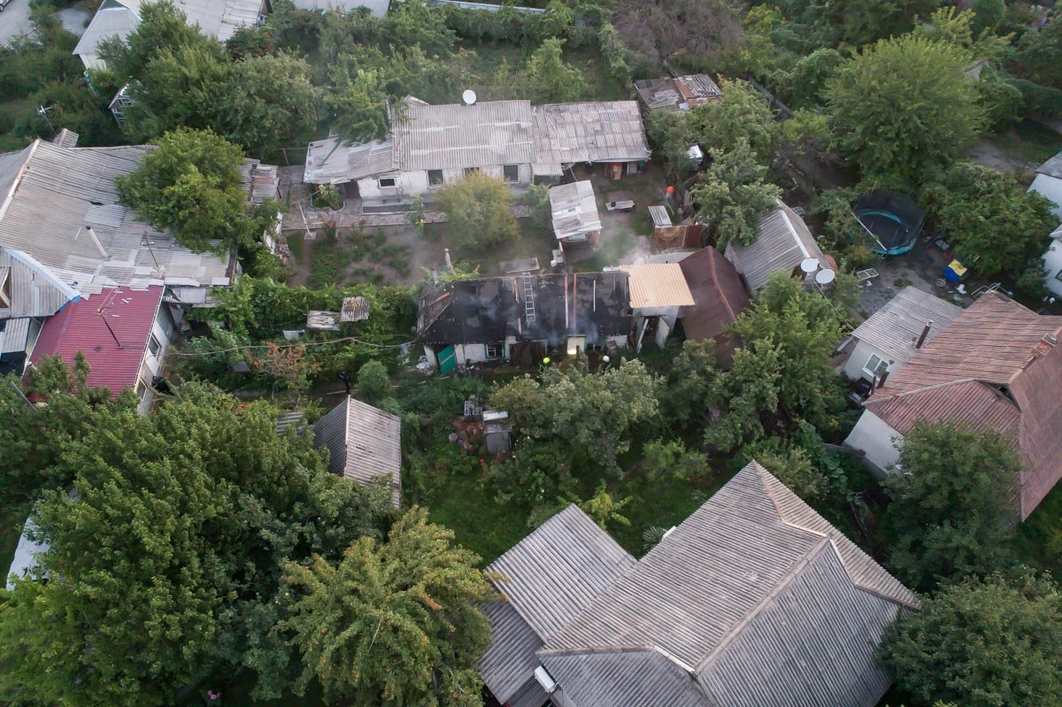 Первыми пожар заметили соседи и сразу сообщили о слушавшемся в Службу спасения