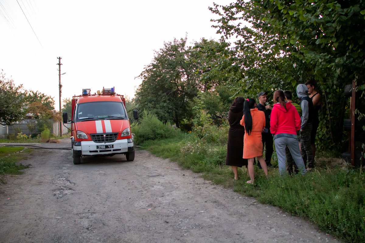 Около 6:00 спасателям удалось полностью потушить горящий дом