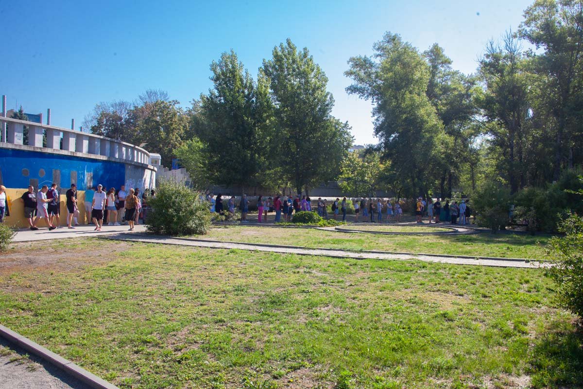 Десятки людей хотят уехать на работу Десятки людей хотят уехать на работу