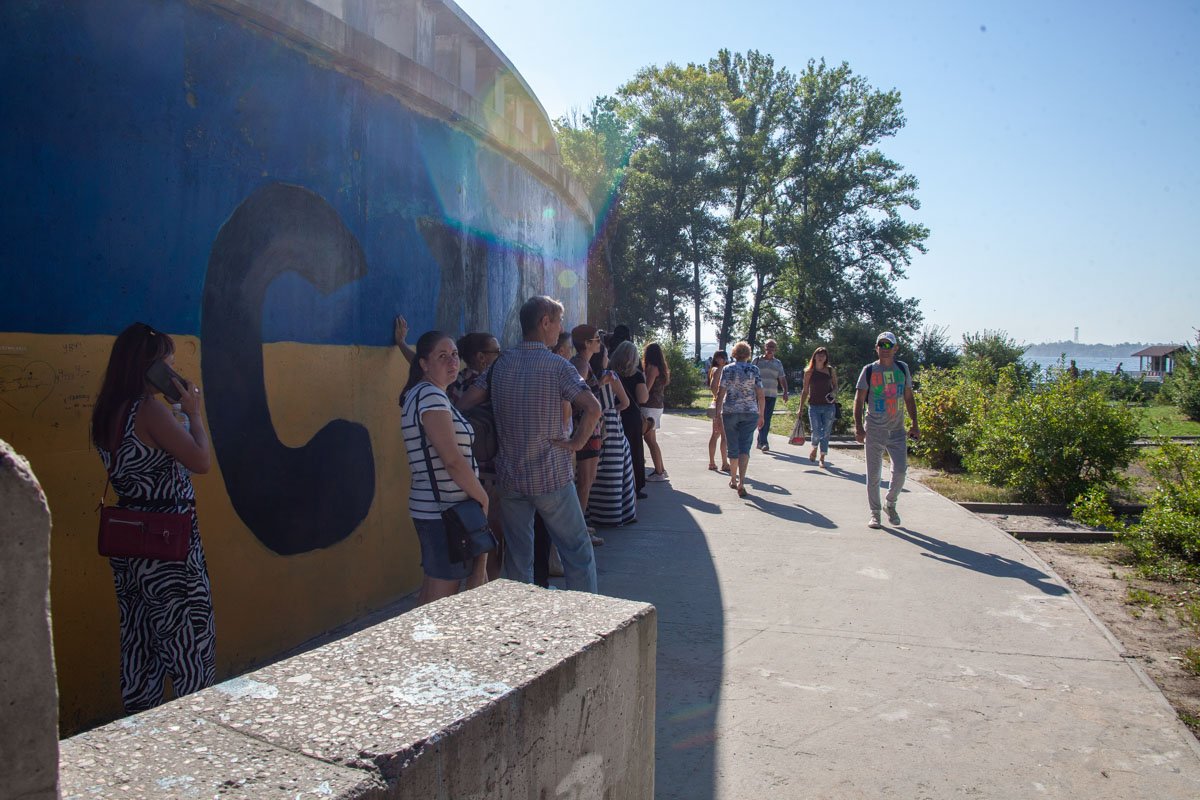 В Днепре из-за перекрытия Нового моста люди стоят в огромных очередях на корабль 3