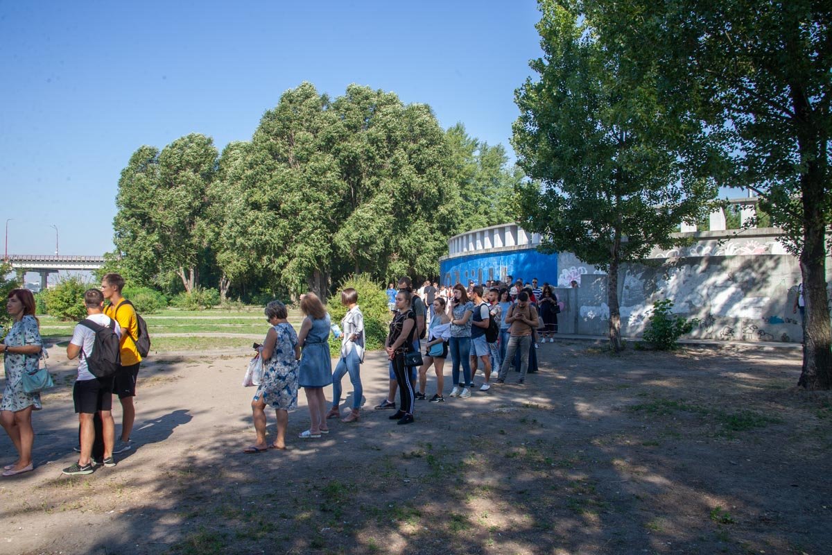 В Днепре из-за перекрытия Нового моста люди стоят в огромных очередях на корабль 4